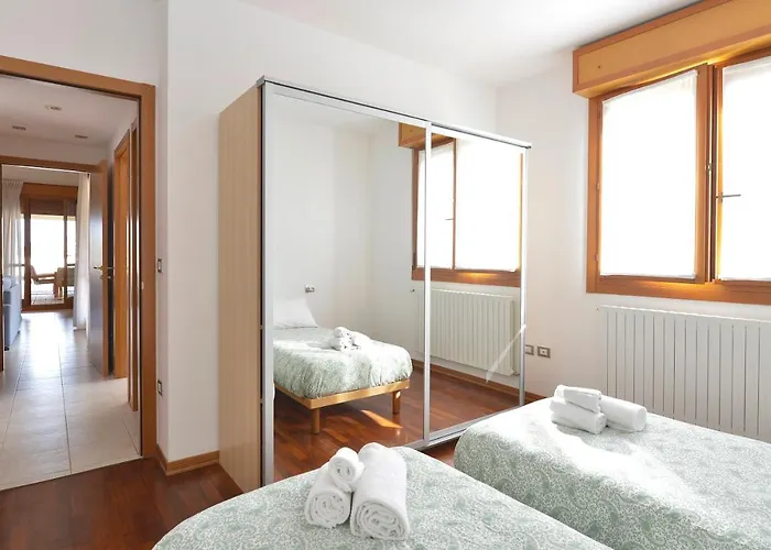 Ur-nest Emilia Levante A Lejlighed *